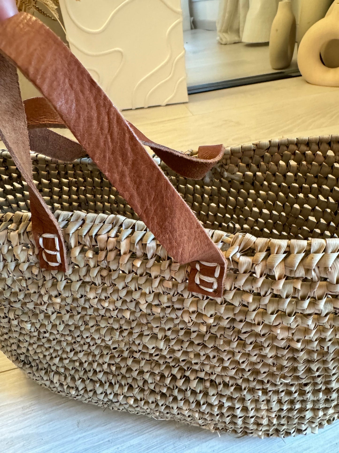 Panier « Temara » tressé en feuille de palmier, doum et anses en cuir