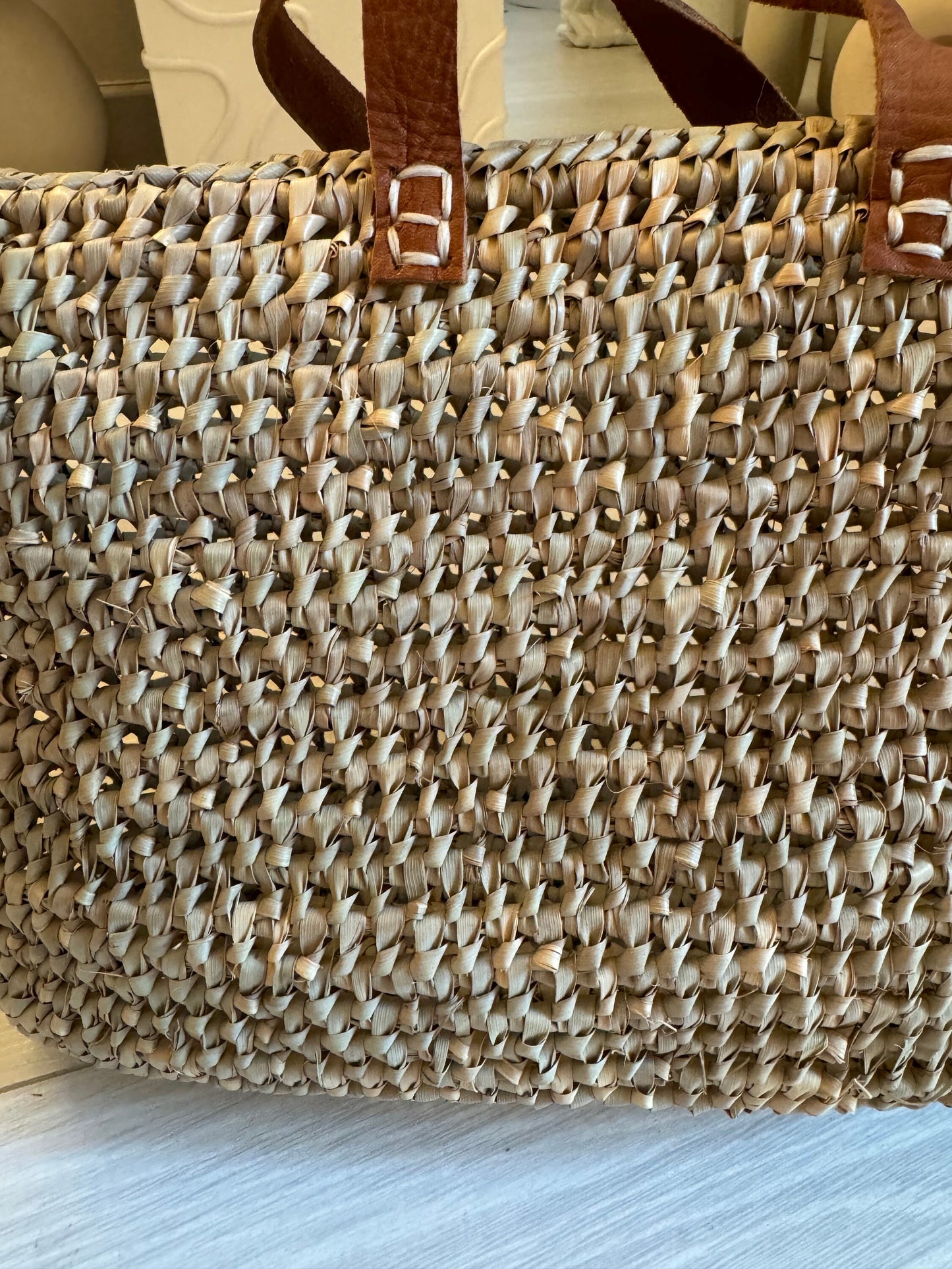 Panier « Temara » tressé en feuille de palmier, doum et anses en cuir