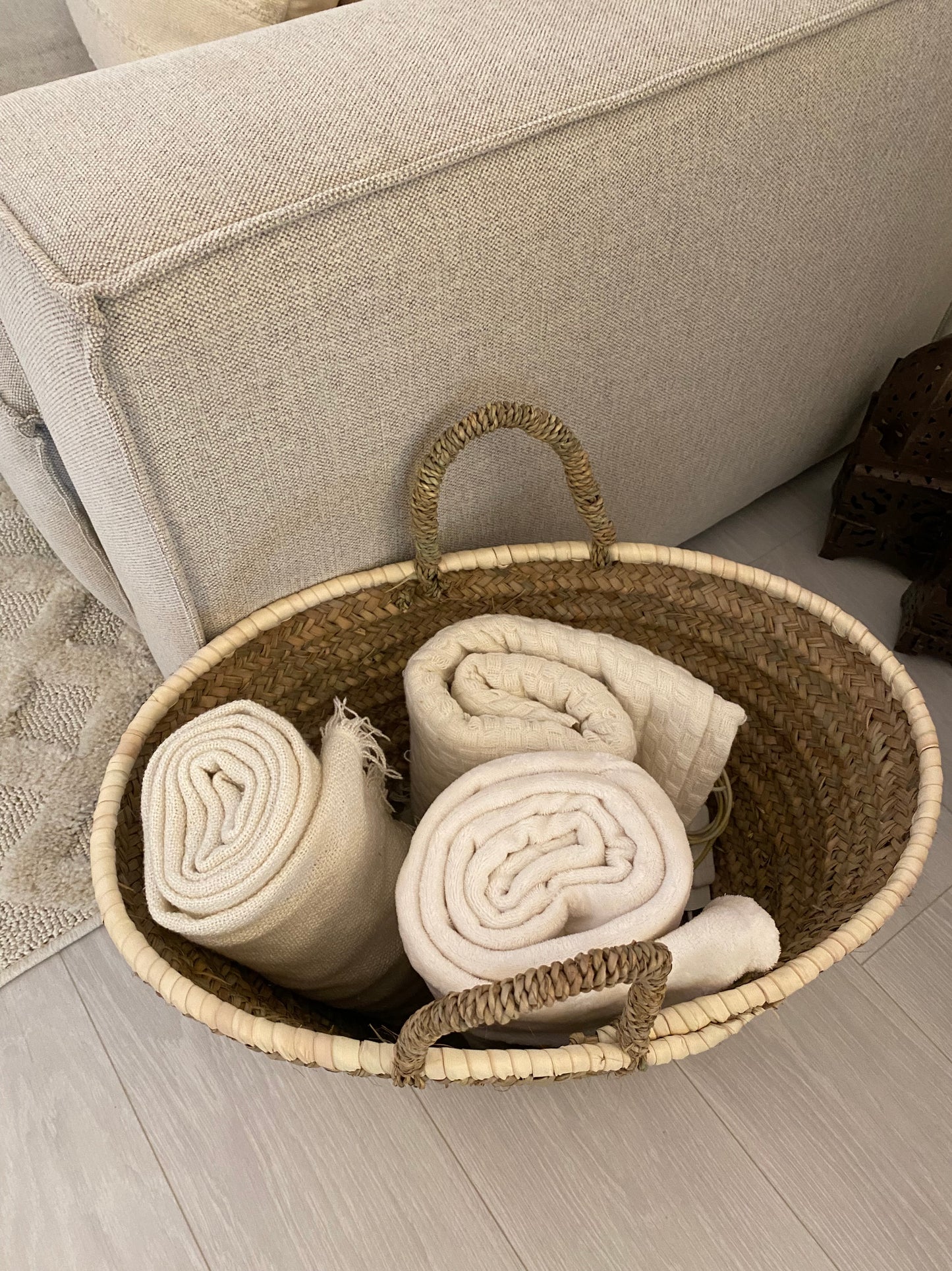 Panier "Kénitra" tressé en paille et doum avec bordure blanches