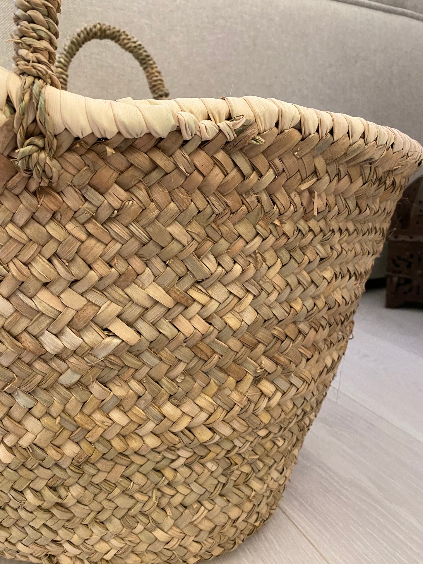 Panier "Kénitra" tressé en paille et doum avec bordure blanches