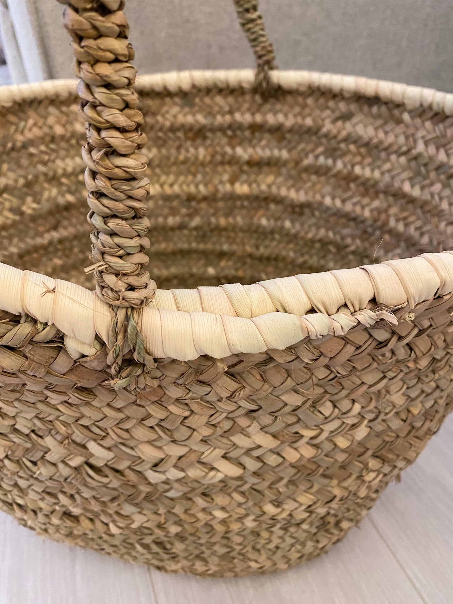 Panier "Kénitra" tressé en paille et doum avec bordure blanches