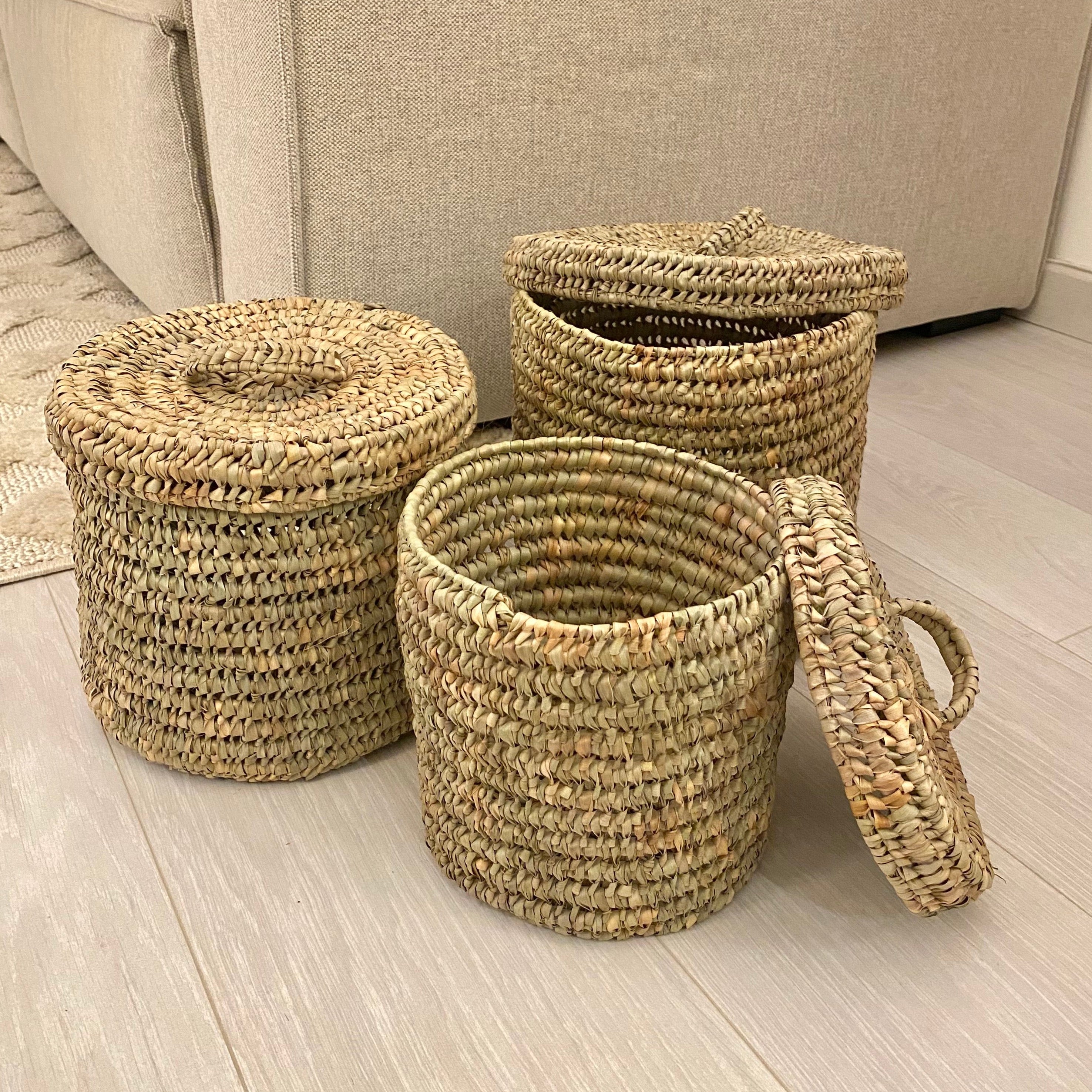 Panier de rangement Sale rond a couvercle en paille et feuille de palmier Lot de 3