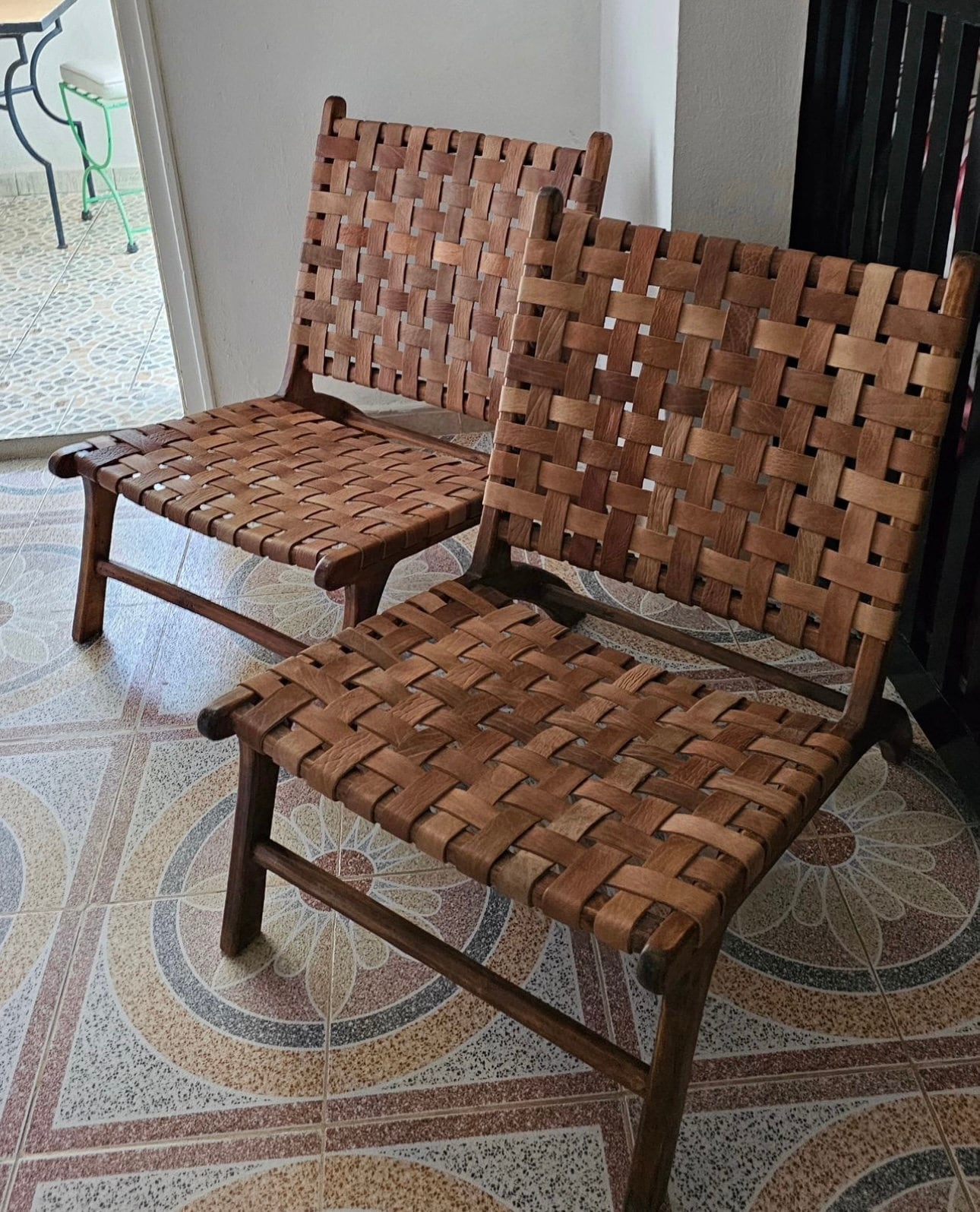 Fauteuil marocain "Abdel" en bois de noyer et cuir marron foncé