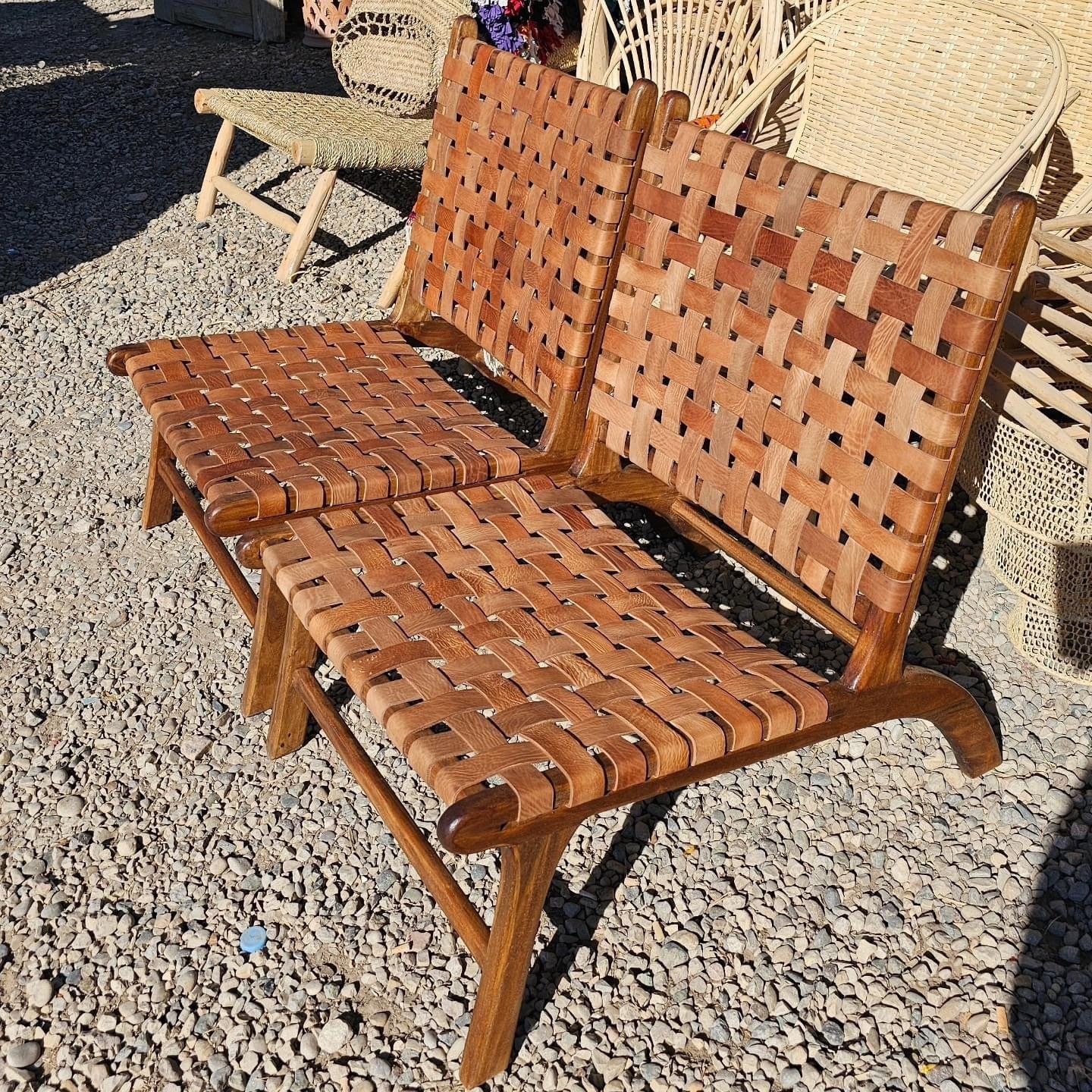 Fauteuil marocain "Abdel" en bois de noyer et cuir marron foncé