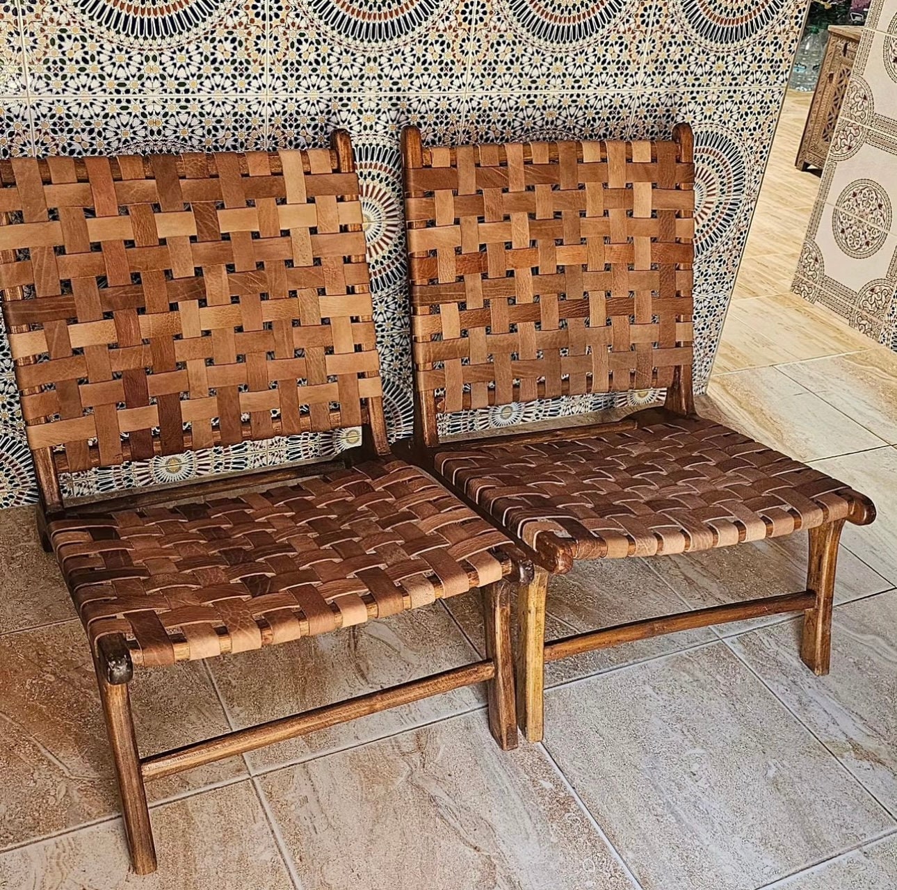 Fauteuil marocain "Abdel" en bois de noyer et cuir marron foncé