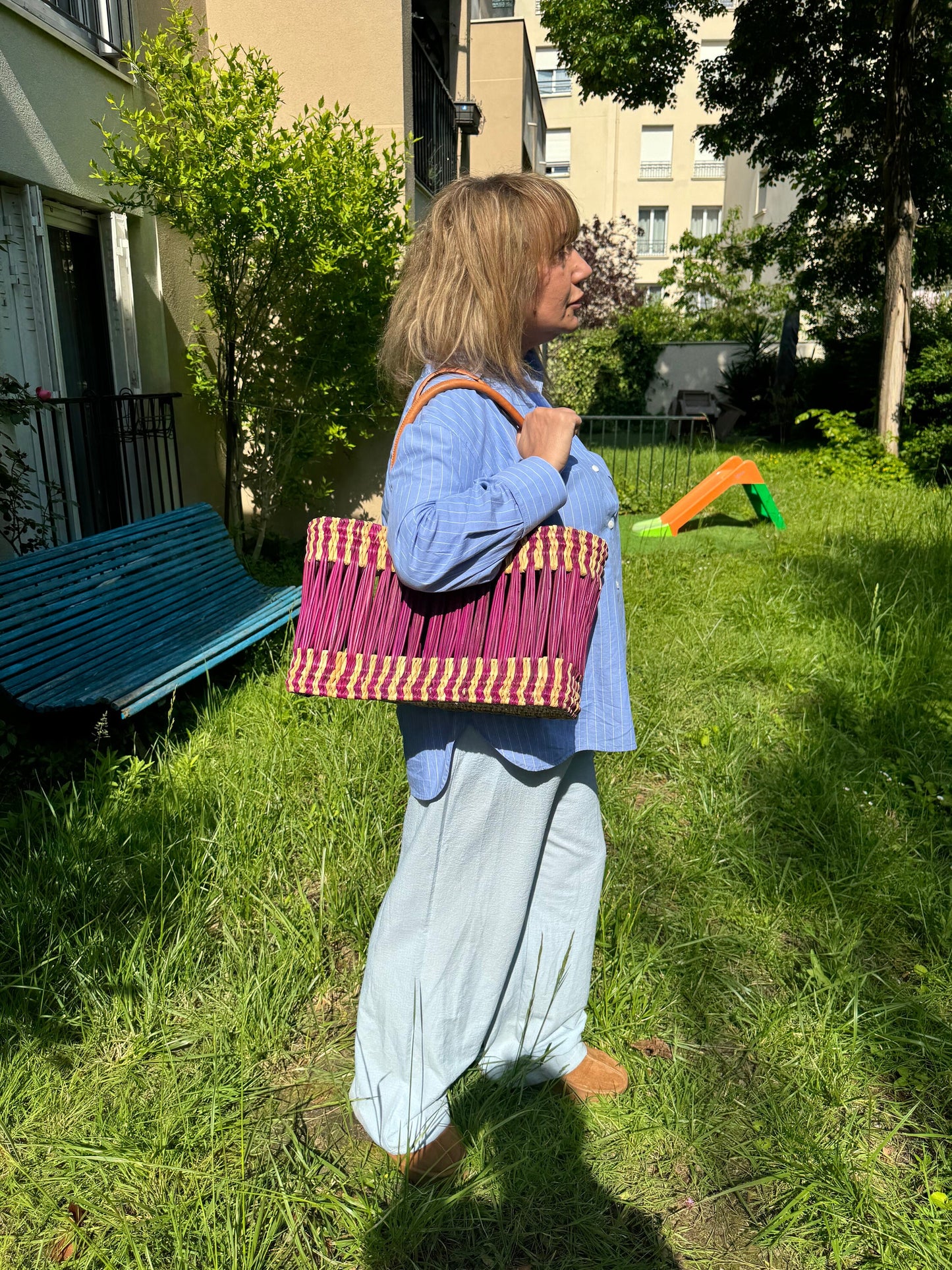 Panier "Meknès" bicolore violet, tressé en paille et osier avec anses en cuir