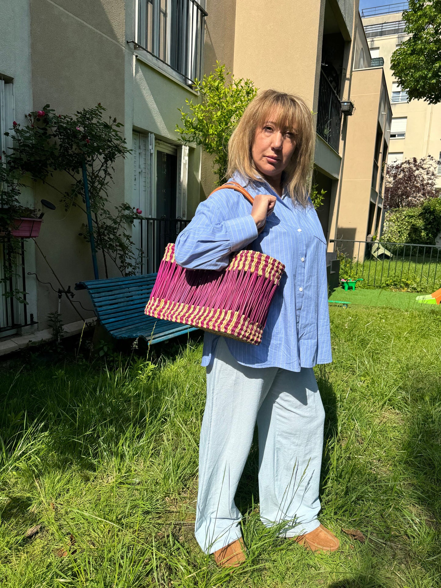 Panier "Meknès" bicolore violet, tressé en paille et osier avec anses en cuir