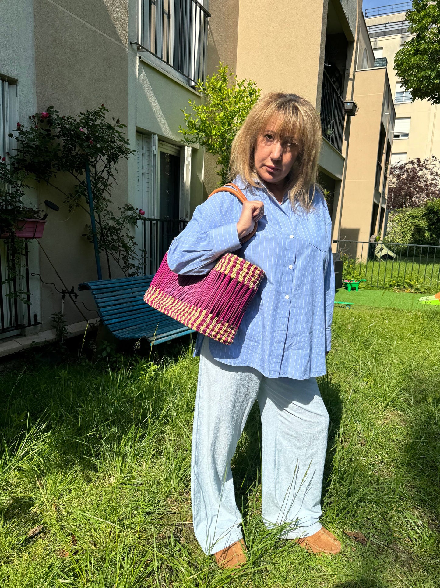 Panier "Meknès" bicolore violet, tressé en paille et osier avec anses en cuir