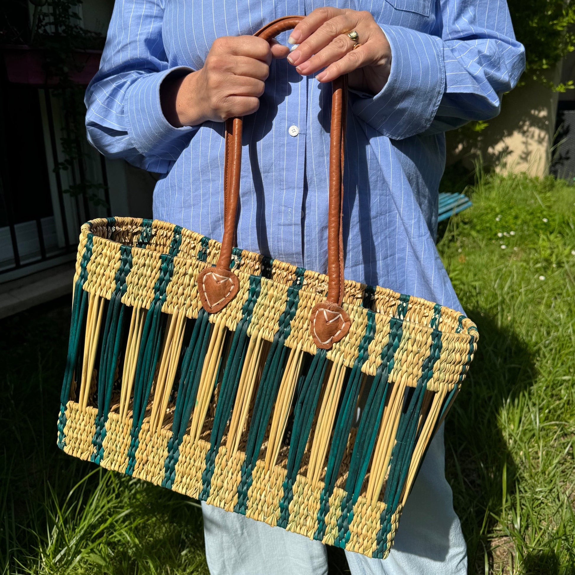 Panier "Meknès" bicolore vert, tressé en paille et osier avec anses en cuir