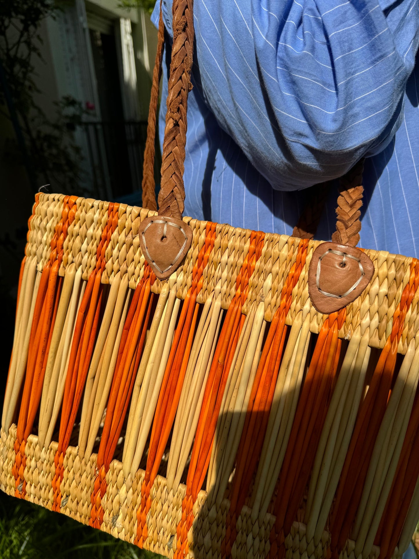 Panier "Meknès" bicolore orange, tressé en paille et osier avec anses en cuir