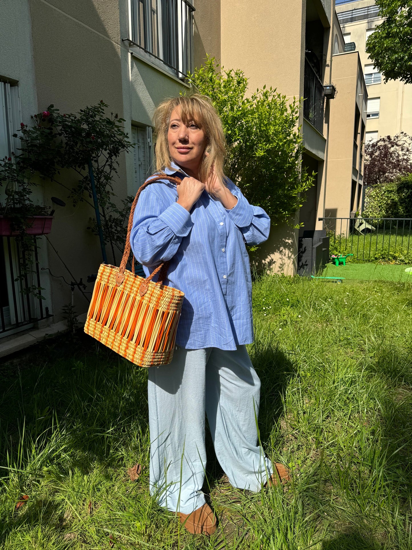 Panier "Meknès" bicolore orange, tressé en paille et osier avec anses en cuir