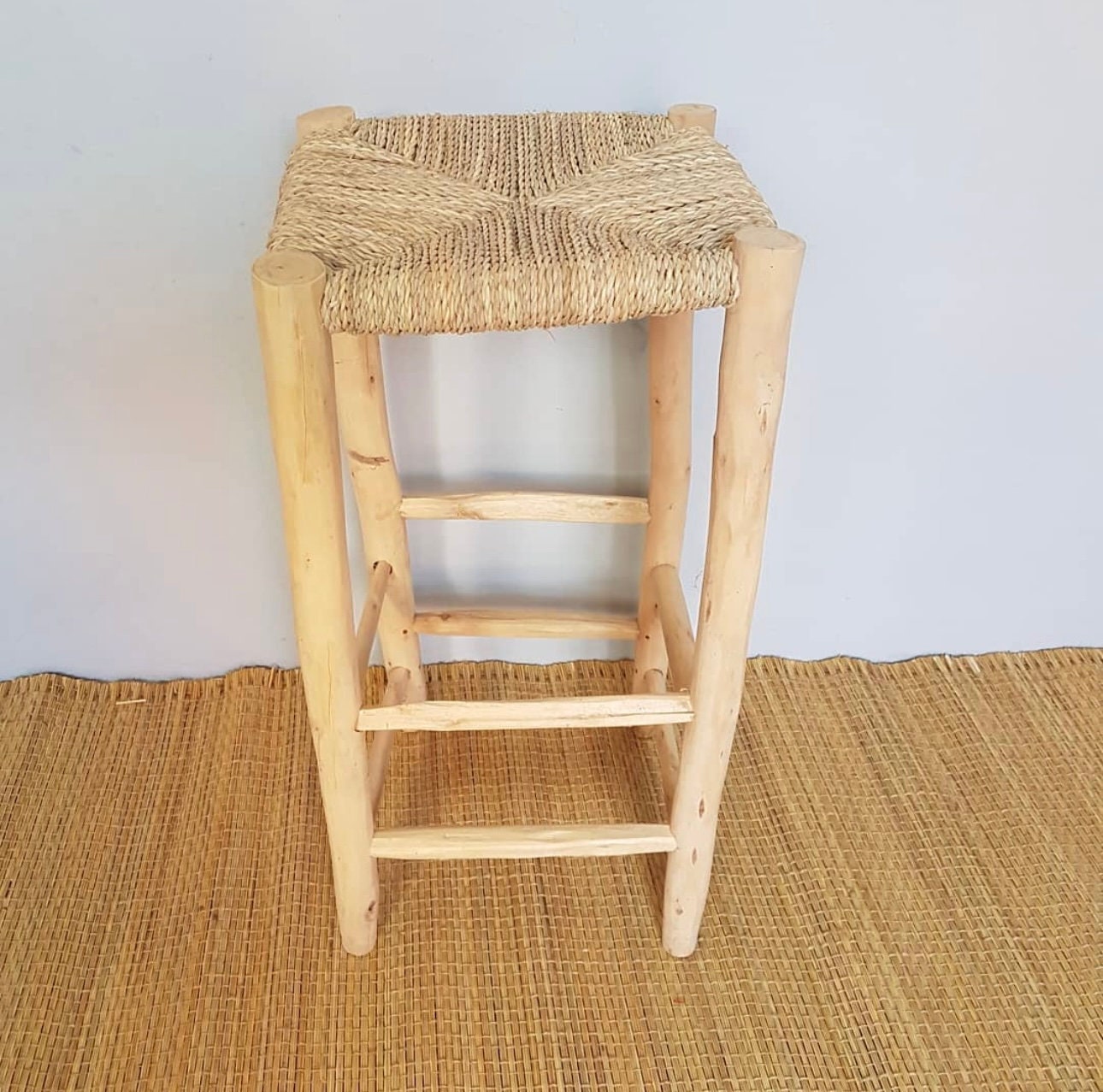 Tabouret haut, de bar "Nabil", en bois d’eucalyptus, chaise de bar en corde naturel et doum, feuille de palmier