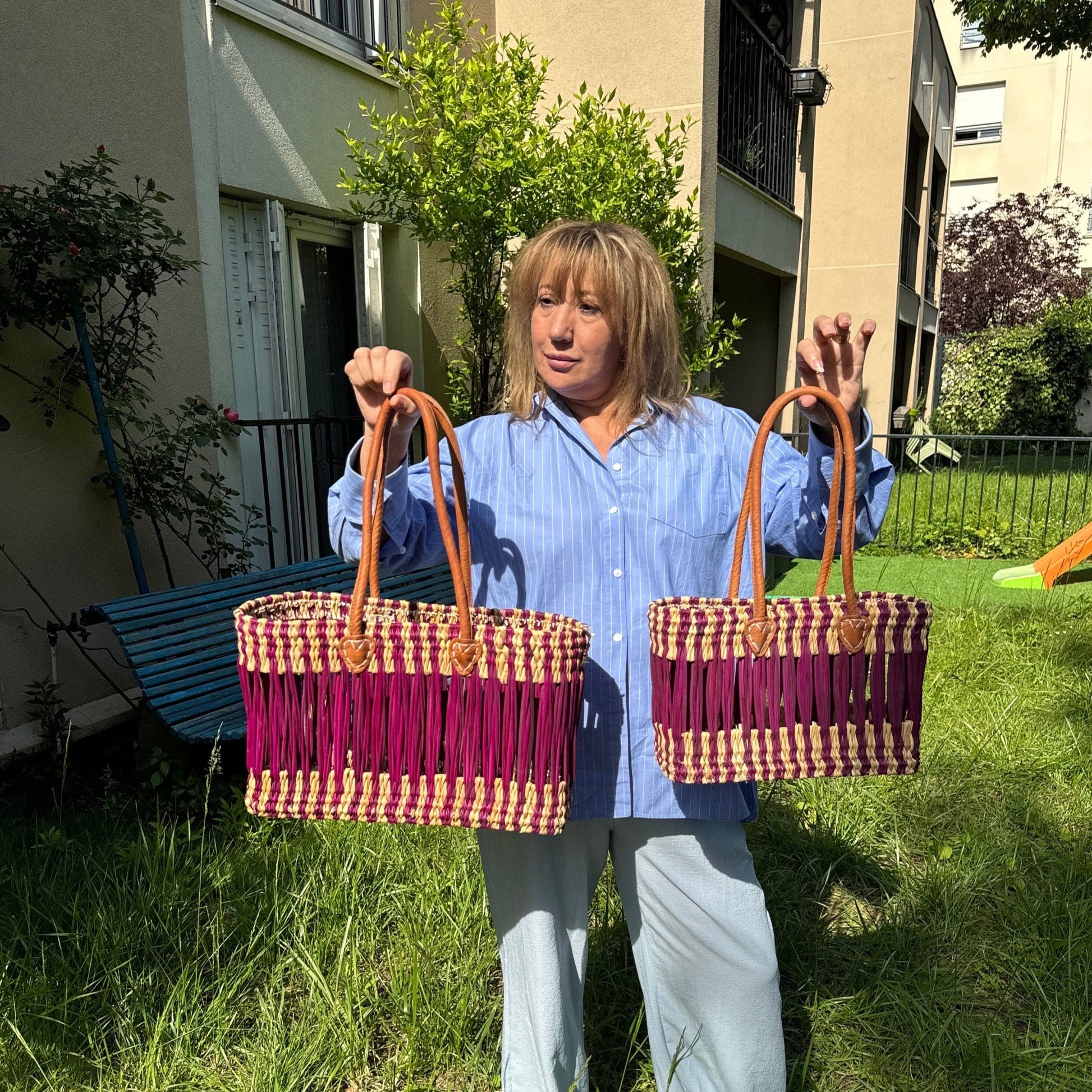 Panier "Meknès" bicolore violet, tressé en paille et osier avec anses en cuir