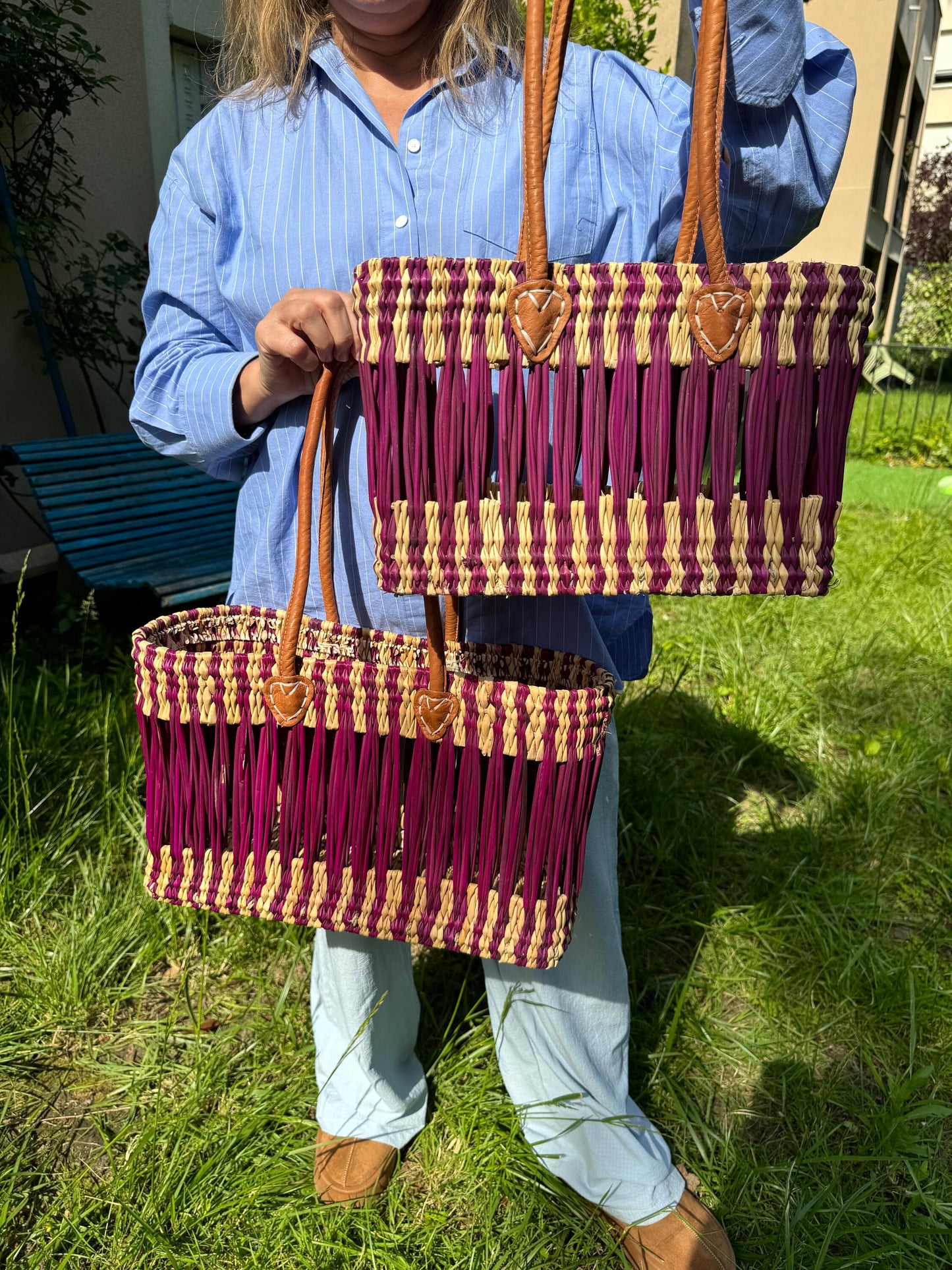 Panier "Meknès" bicolore violet, tressé en paille et osier avec anses en cuir