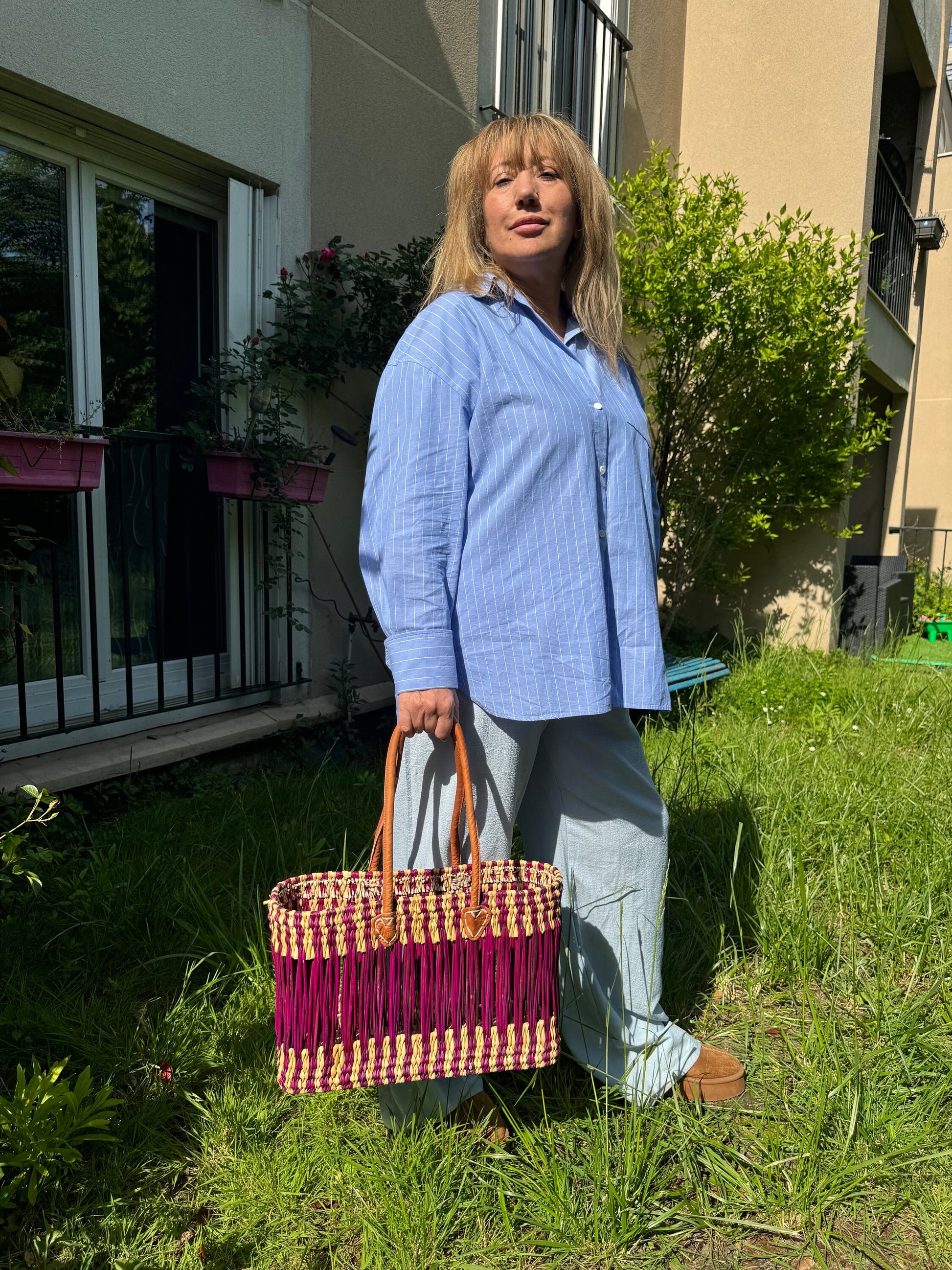 Panier "Meknès" bicolore violet, tressé en paille et osier avec anses en cuir