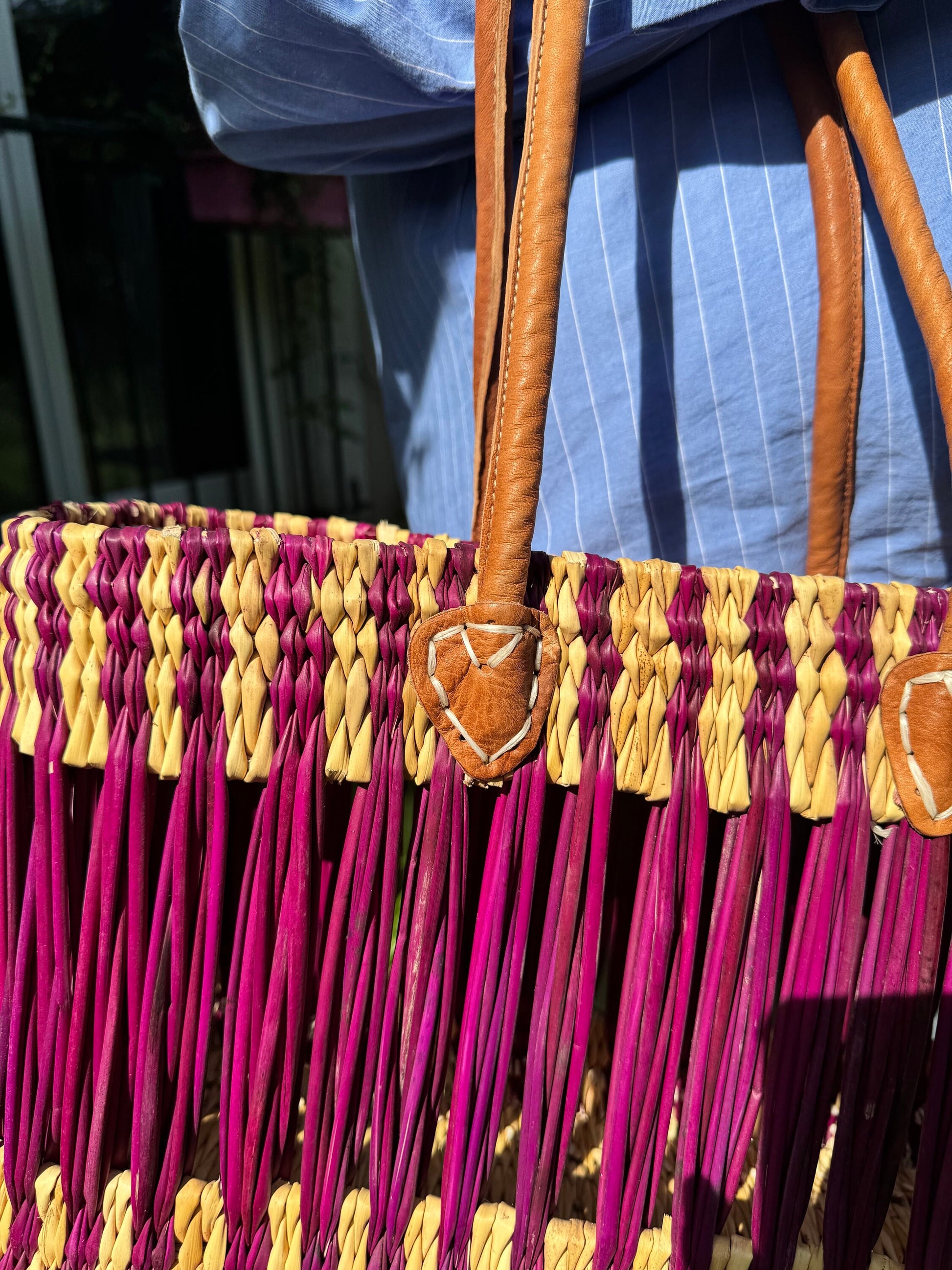 Panier "Meknès" bicolore violet, tressé en paille et osier avec anses en cuir