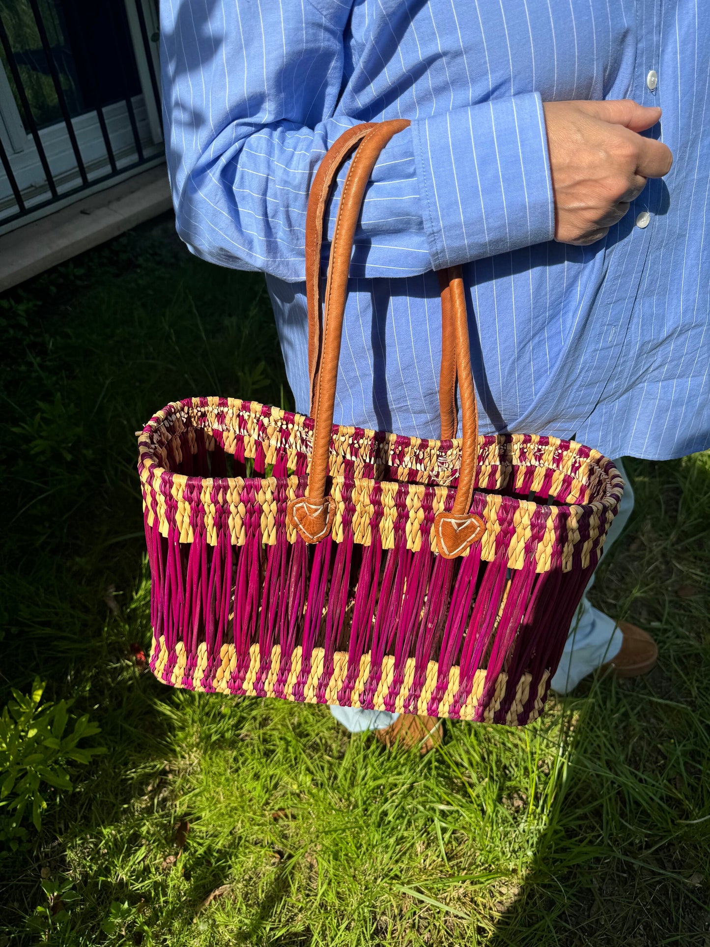 Panier "Meknès" bicolore violet, tressé en paille et osier avec anses en cuir