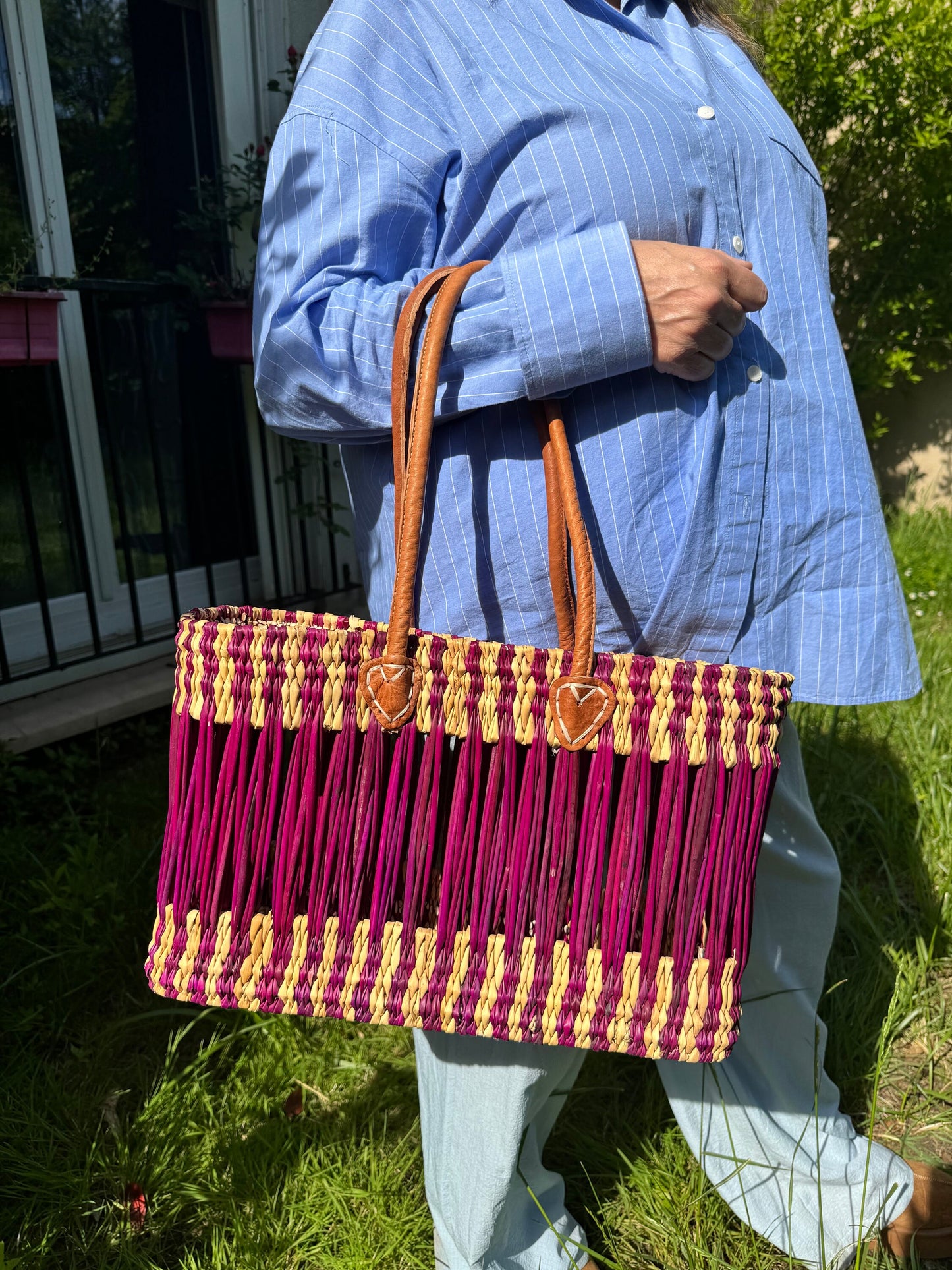 Panier "Meknès" bicolore violet, tressé en paille et osier avec anses en cuir