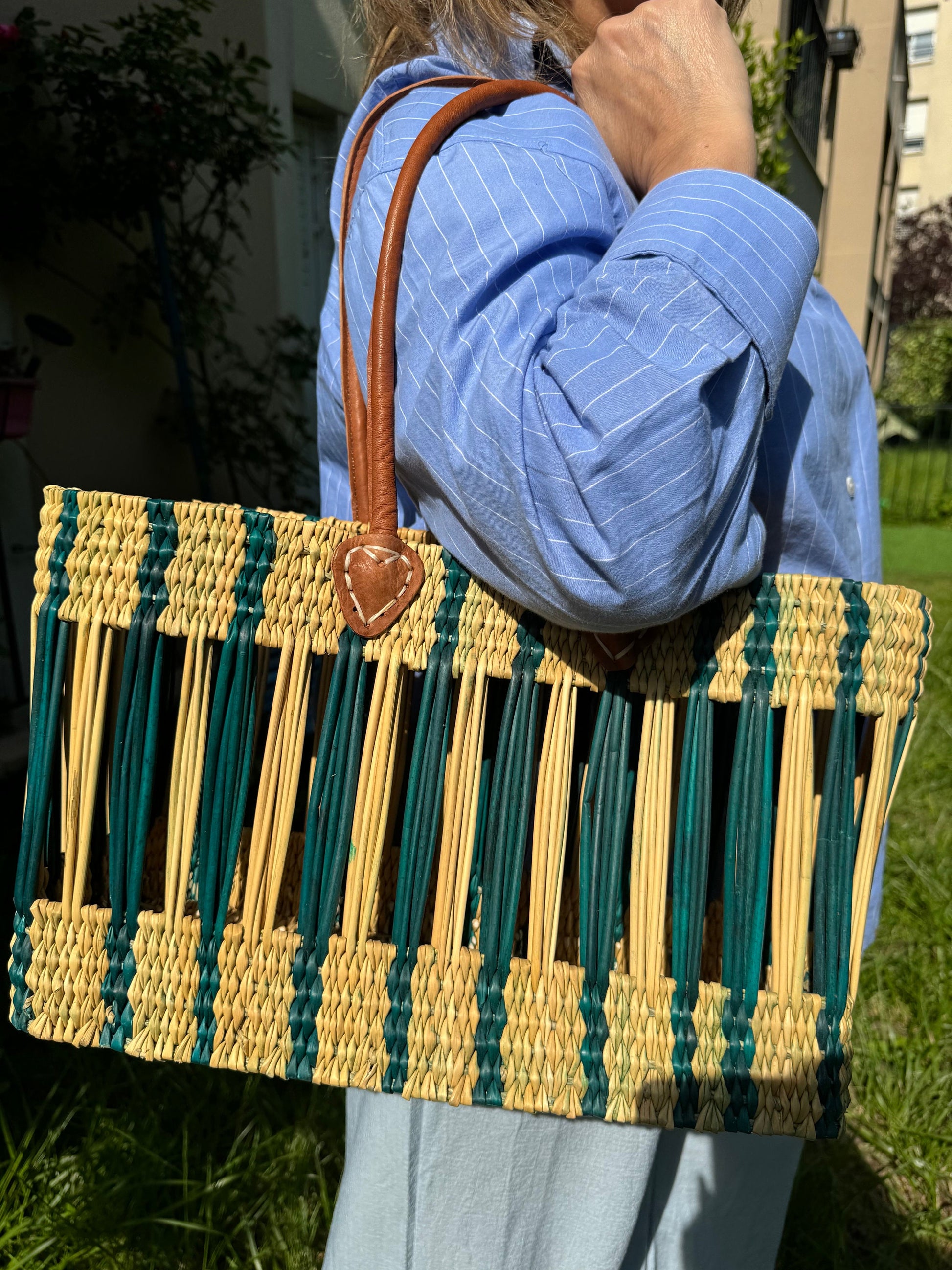 Panier "Meknès" bicolore vert, tressé en paille et osier avec anses en cuir