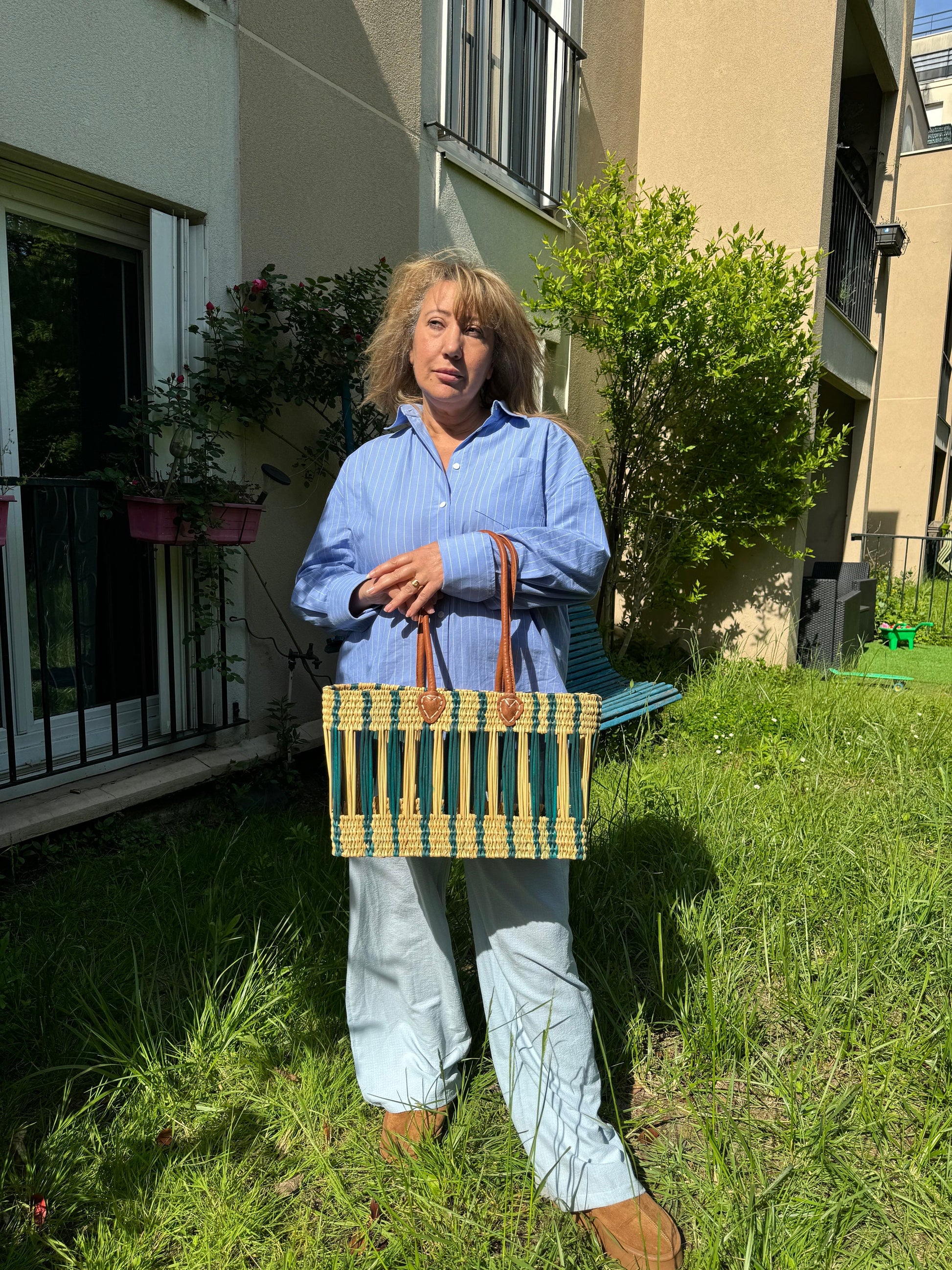 Panier "Meknès" bicolore vert, tressé en paille et osier avec anses en cuir