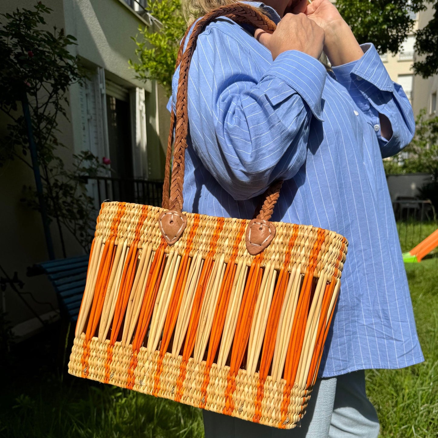 Panier "Meknès" bicolore orange, tressé en paille et osier avec anses en cuir