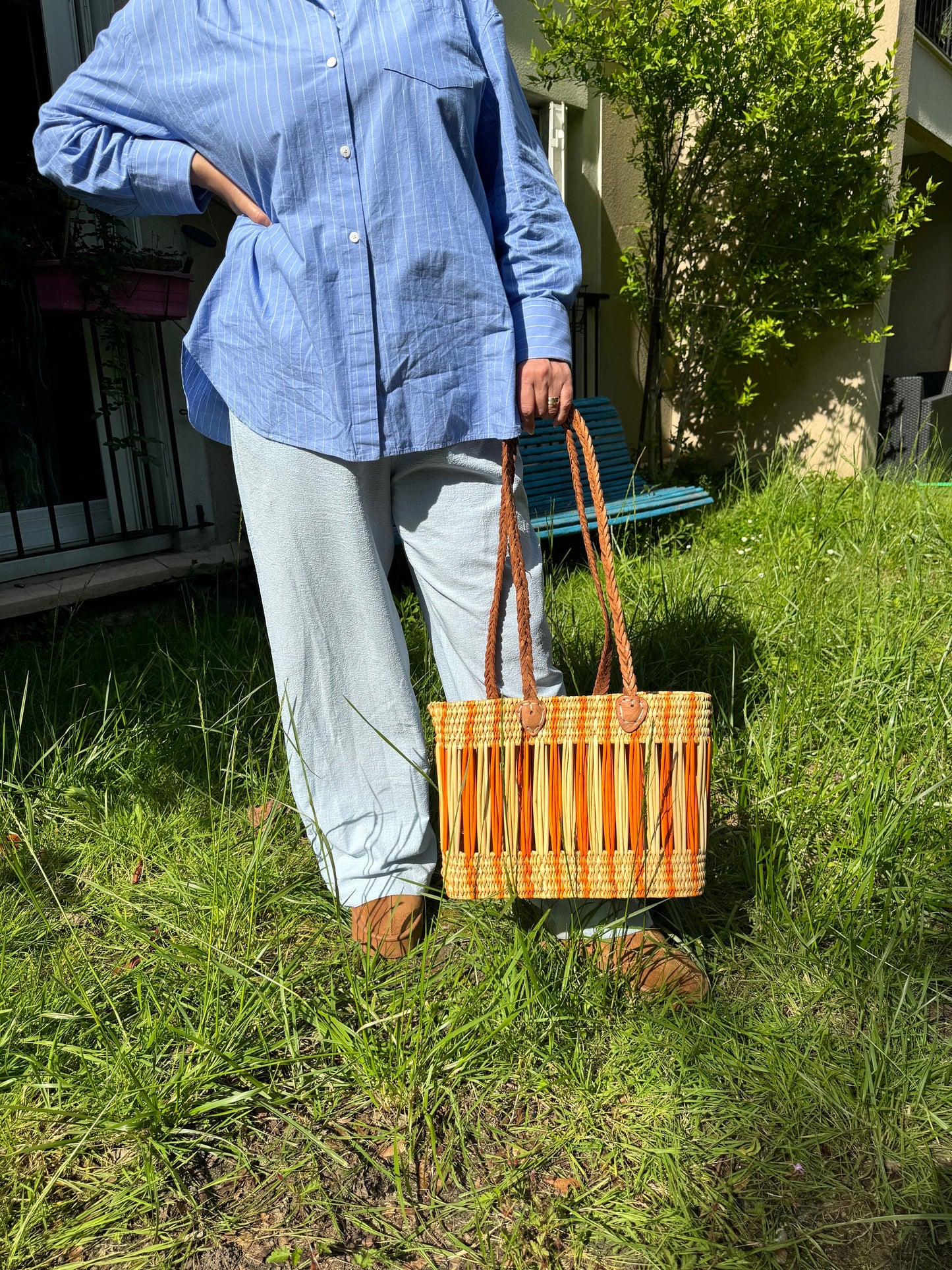 Panier "Meknès" bicolore orange, tressé en paille et osier avec anses en cuir