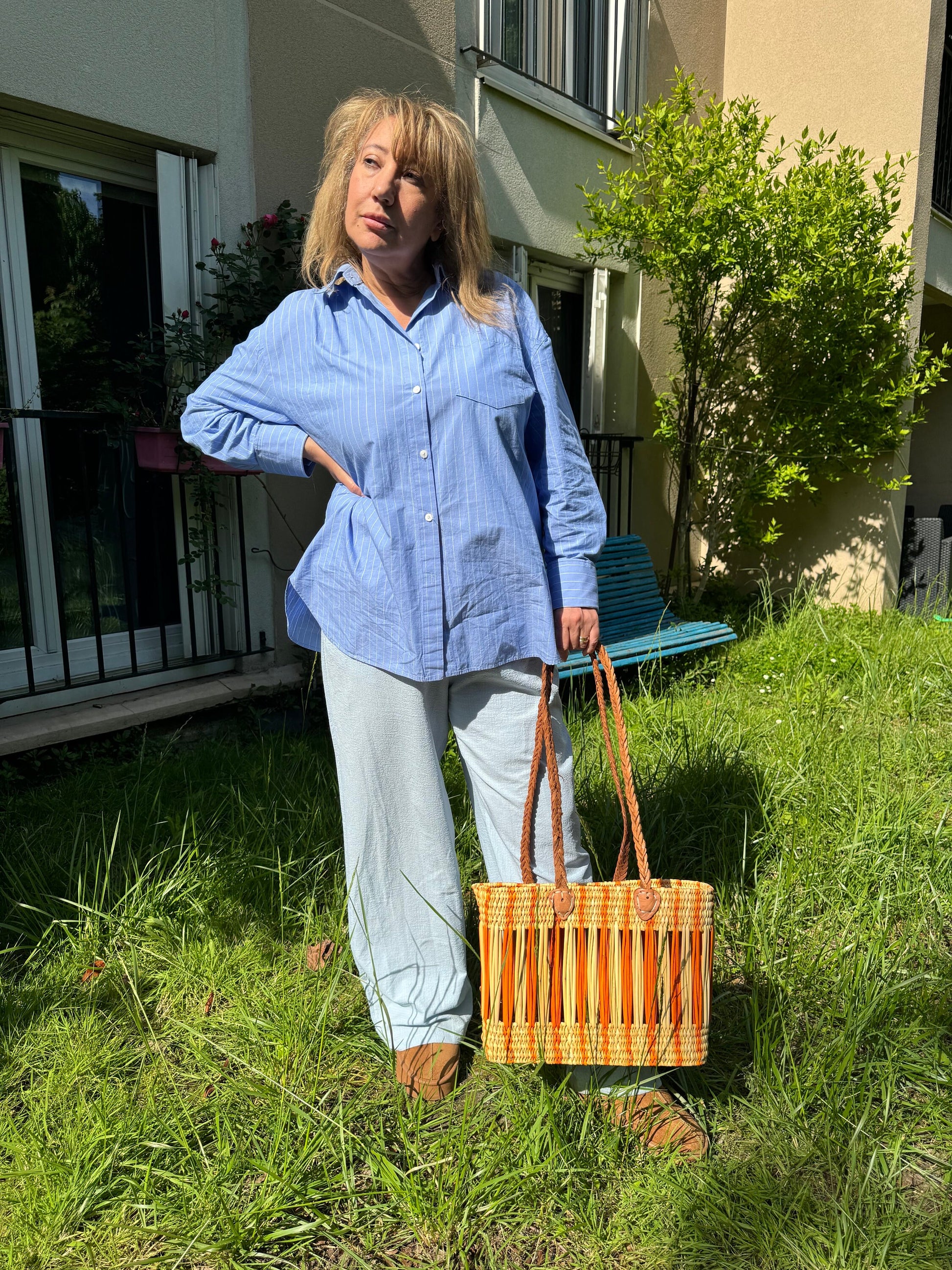 Panier "Meknès" bicolore orange, tressé en paille et osier avec anses en cuir