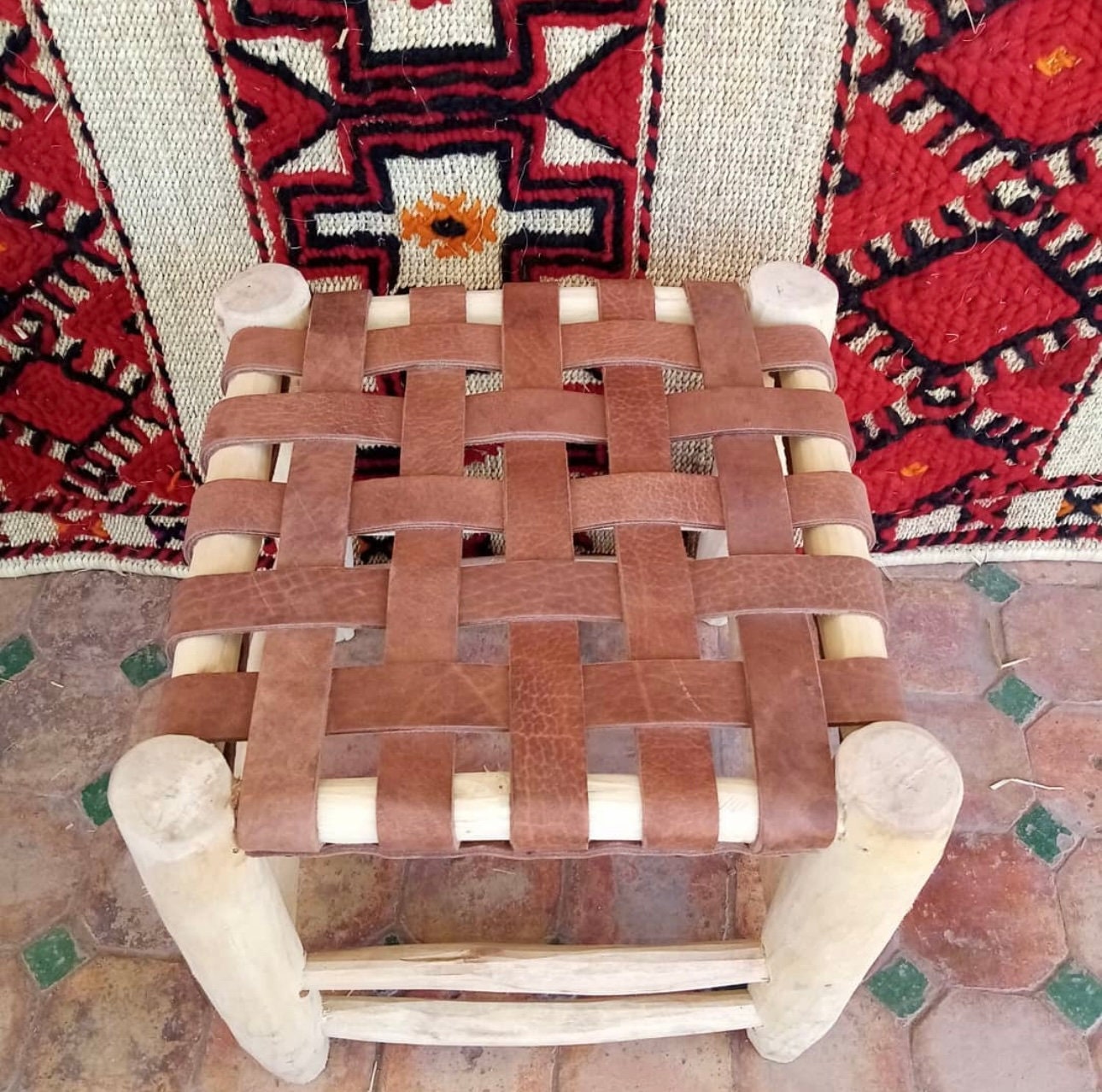 Tabouret "Yassin" en bois d'eucalyptus et cuir foncé