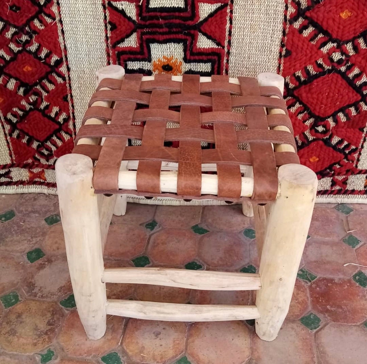 Tabouret "Yassin" en bois d'eucalyptus et cuir foncé