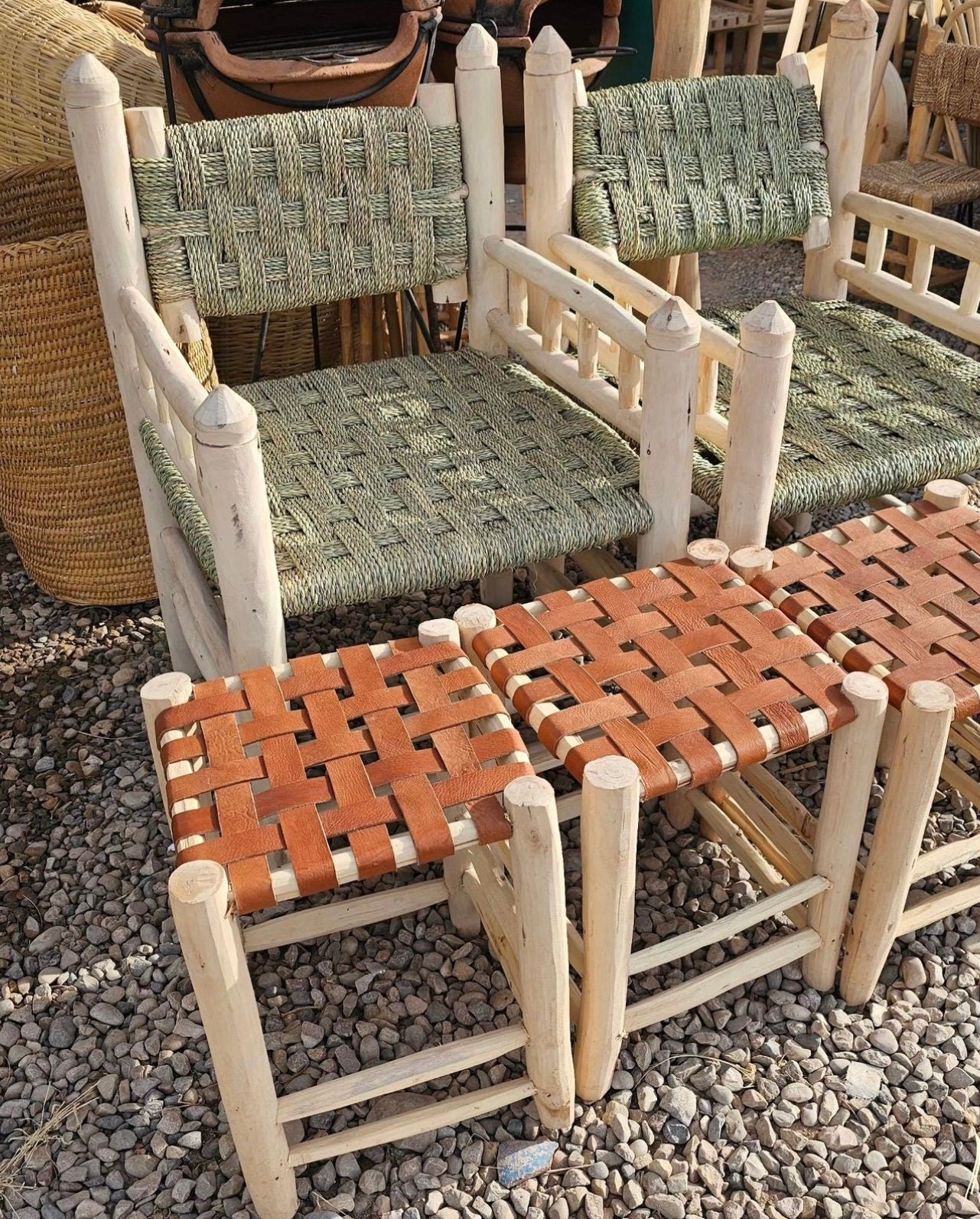 Tabouret "Yassin" en bois d'eucalyptus et cuir foncé